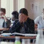 امتحانی دباؤ: کامیابی کا راستہ یا ذہنی آزمائش