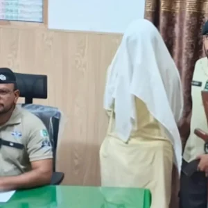 انچارج پٹرولنگ پوسٹ کھنڈر میرانی سب انسپکٹر محمد عرفان میڈیا نمائندگان کو بریفنگ دیتے ہوئے